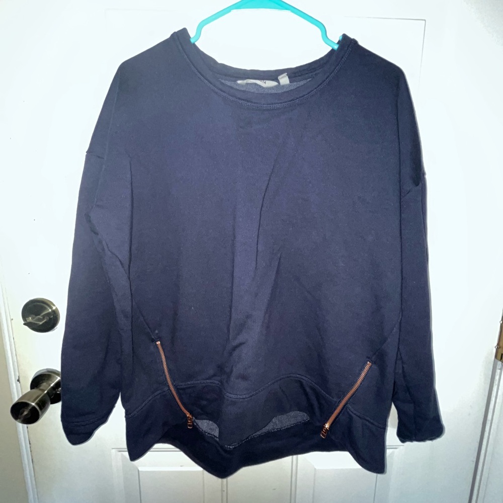 LIKE NEW ATHLETA WOMEN'S NAVY BLUE LONG SLEEVE CITYSCAPE SWEATSHIRT - SZ MEDIUM